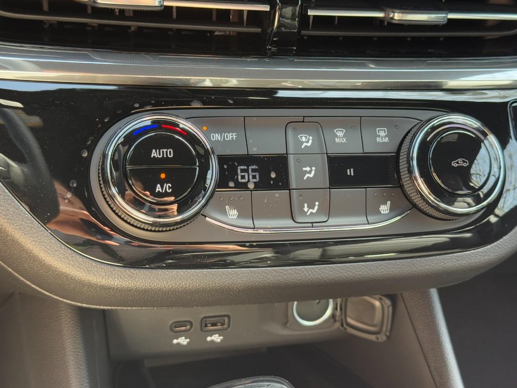 Buick Envista Vehicle Image 12