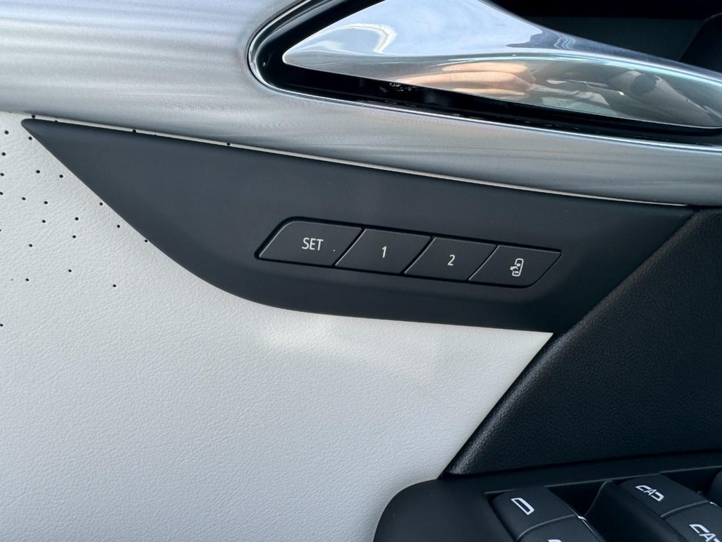 Buick Envision Vehicle Image 10