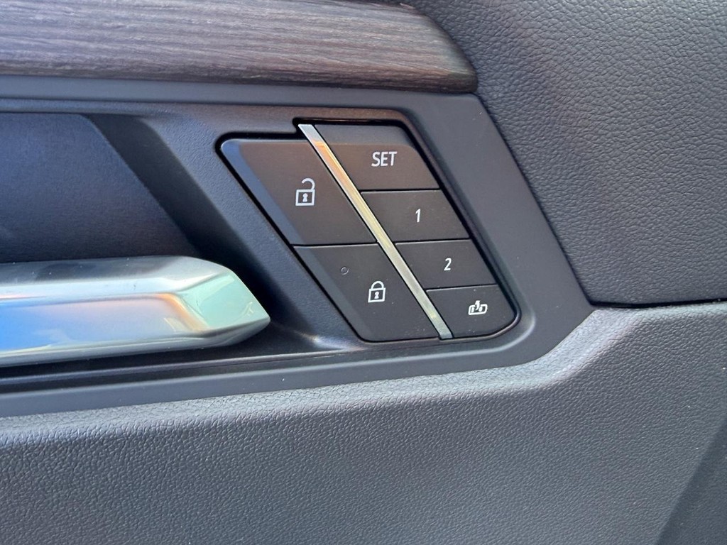 GMC Acadia Vehicle Image 11