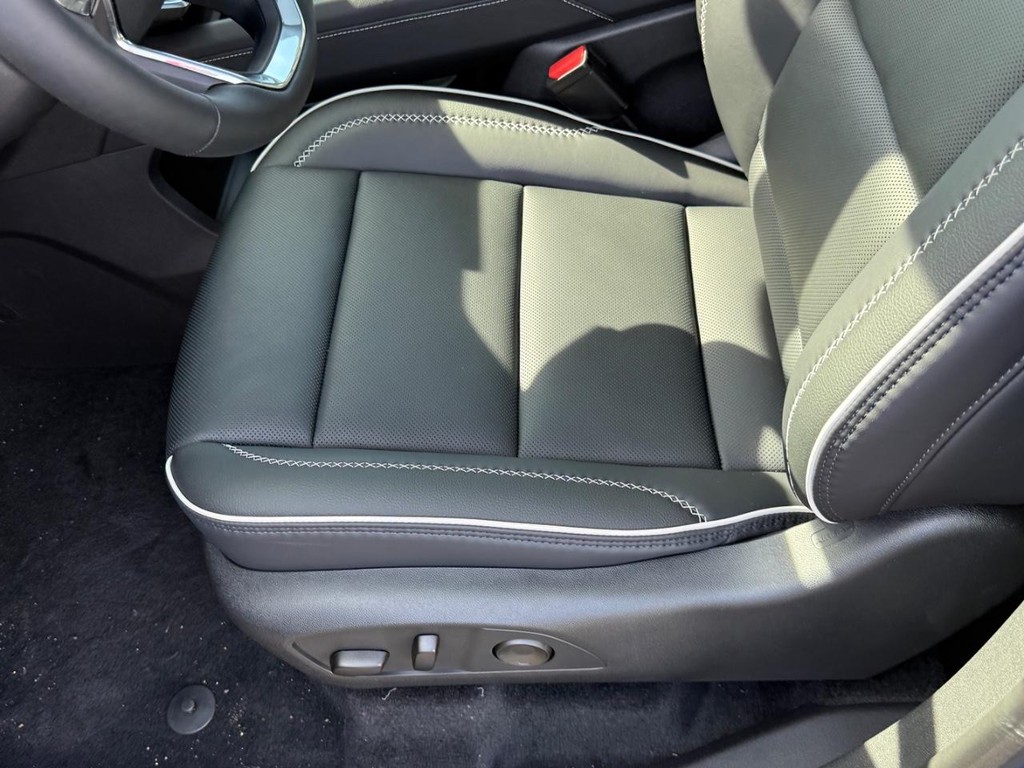 GMC Acadia Vehicle Image 12