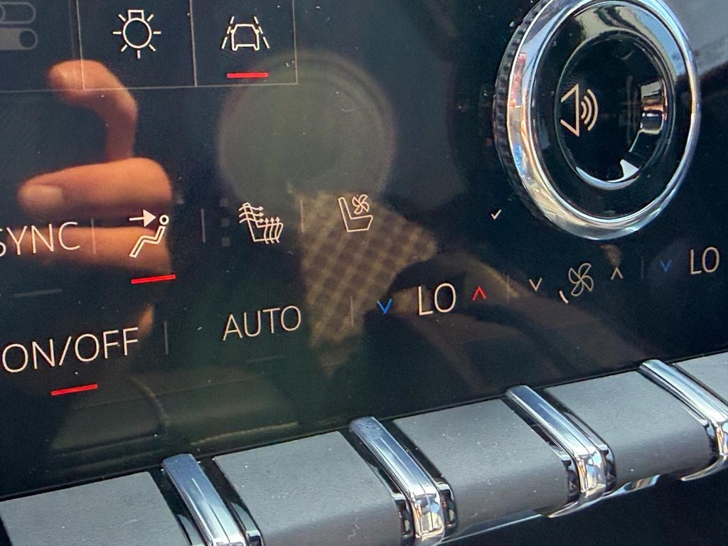 GMC Acadia Vehicle Image 17