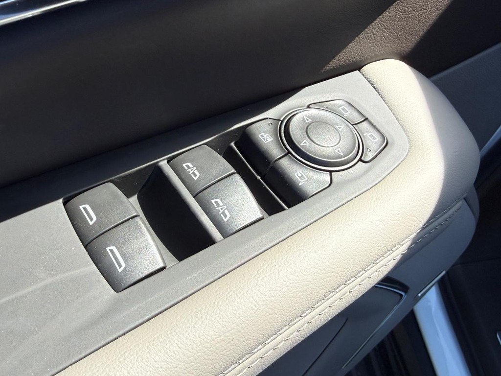 GMC Yukon Vehicle Image 11