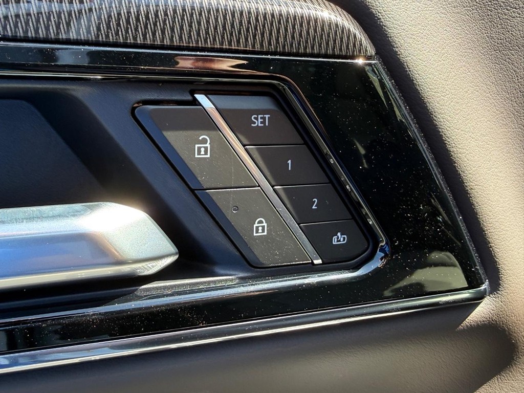 GMC Yukon Vehicle Image 12