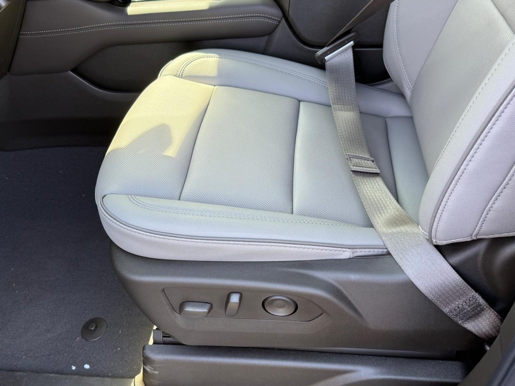 GMC Yukon Vehicle Image 13