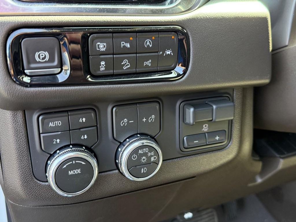 GMC Yukon Vehicle Image 14