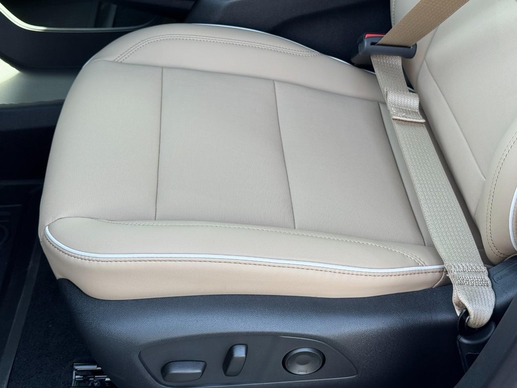 Buick Enclave Vehicle Image 15