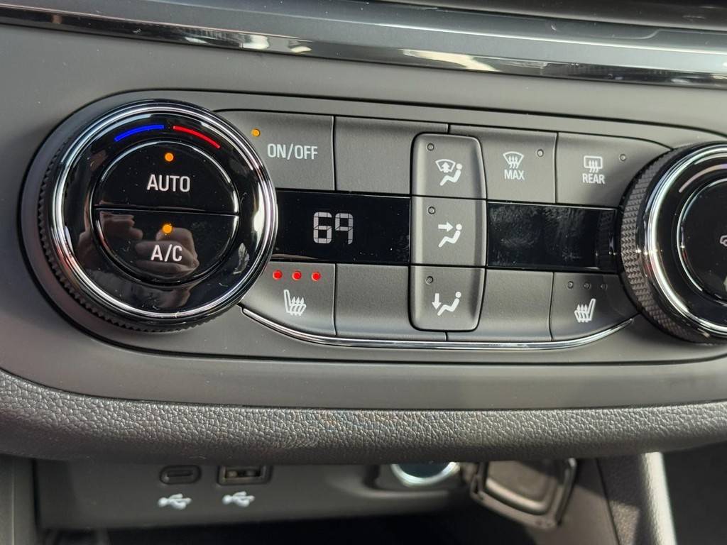 Buick Envista Vehicle Image 12