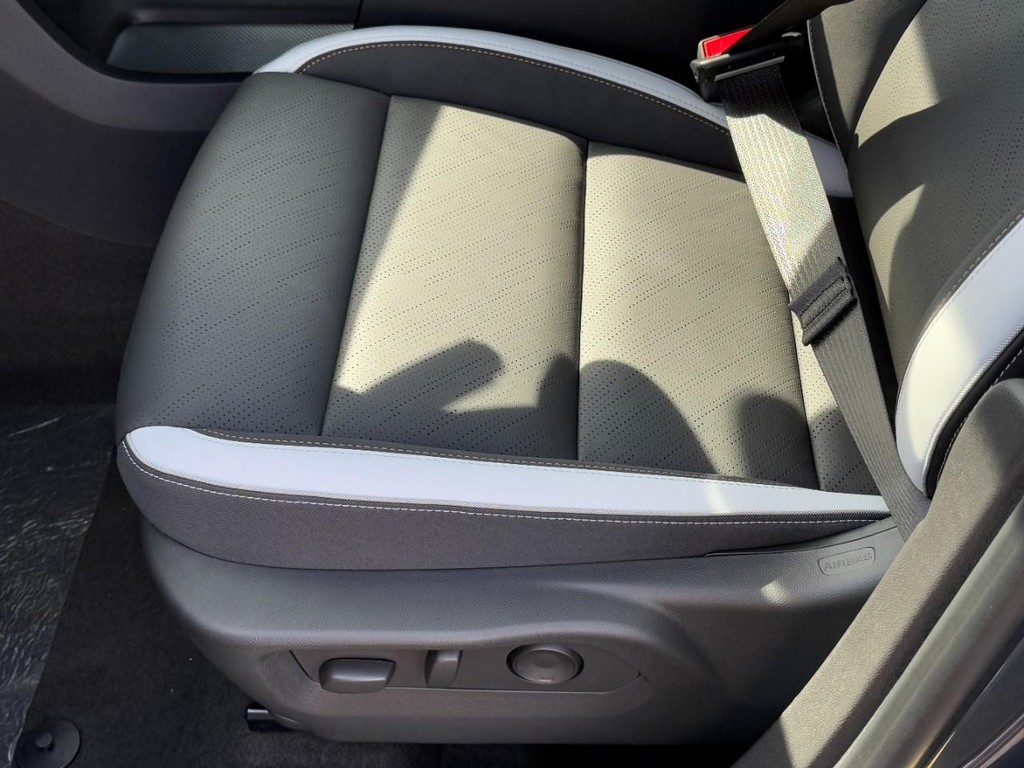 Buick Envision Vehicle Image 15