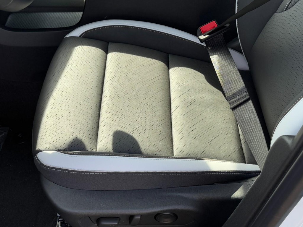 Buick Envision Vehicle Image 14