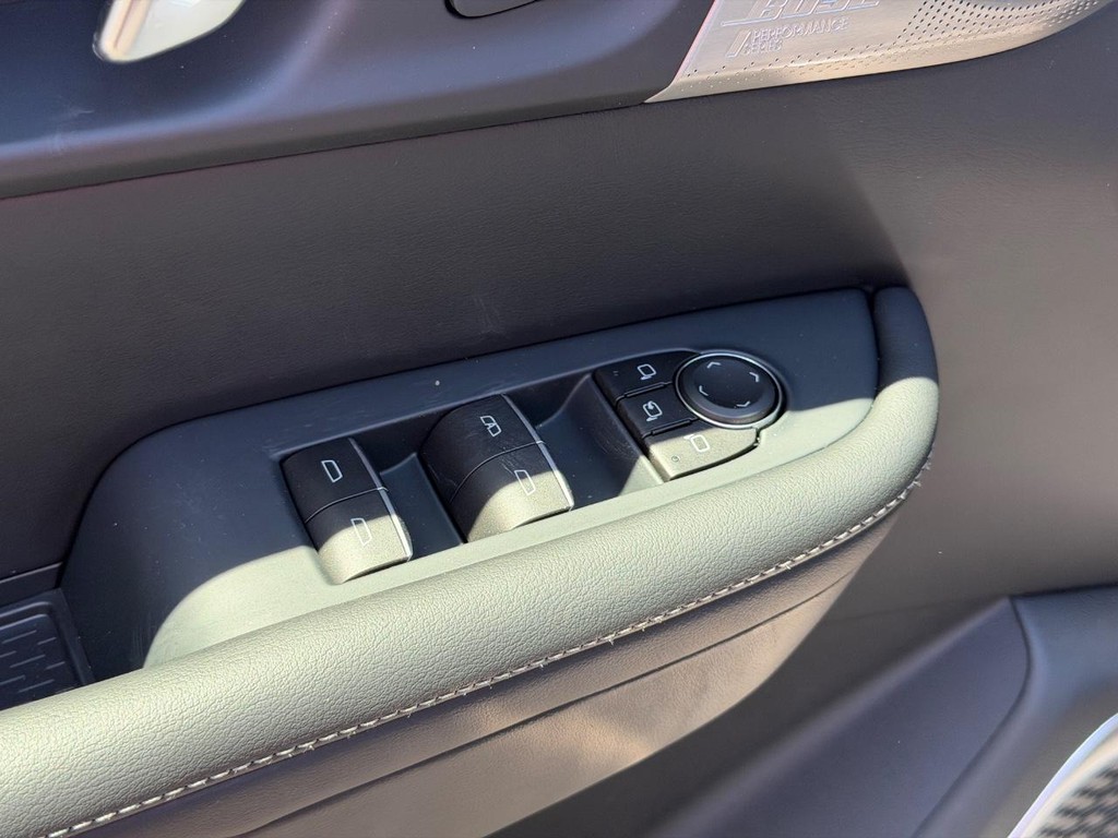 Buick Enclave Vehicle Image 11