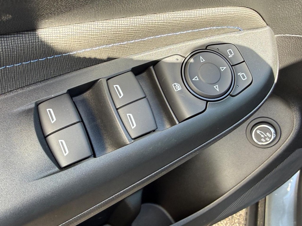 Buick Envista Vehicle Image 09