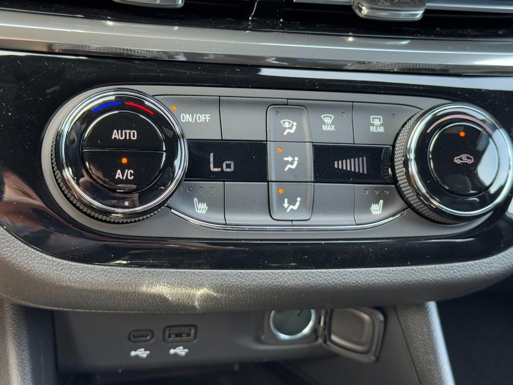 Buick Envista Vehicle Image 12