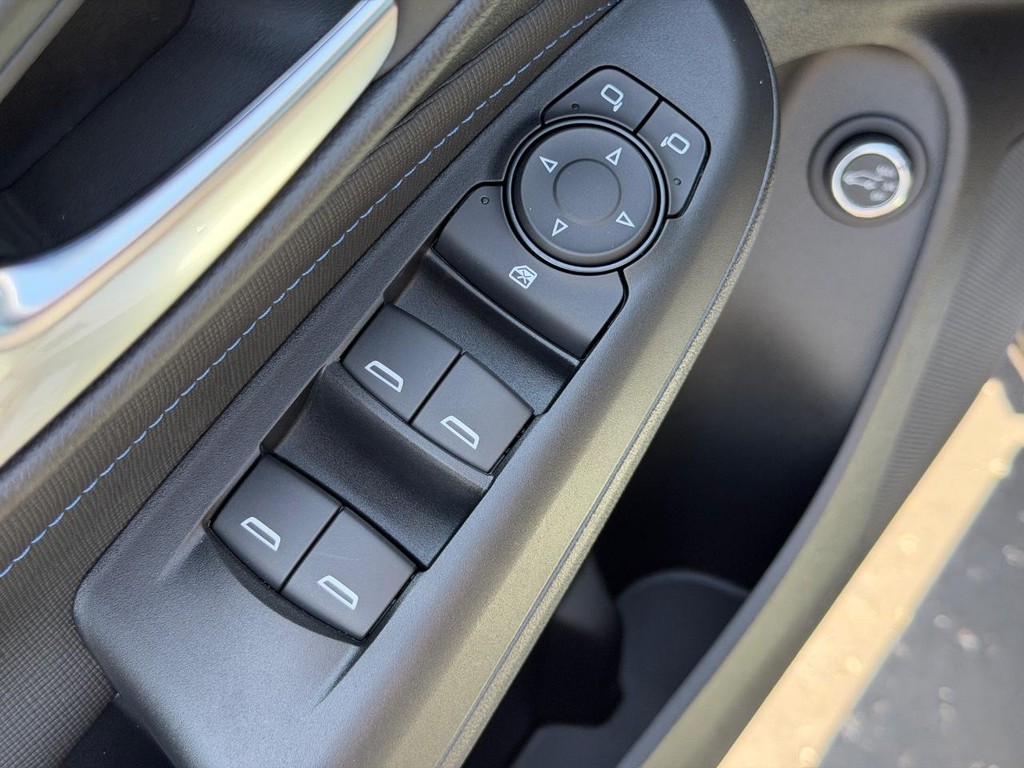 Buick Envista Vehicle Image 09