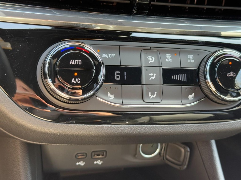 Buick Envista Vehicle Image 12