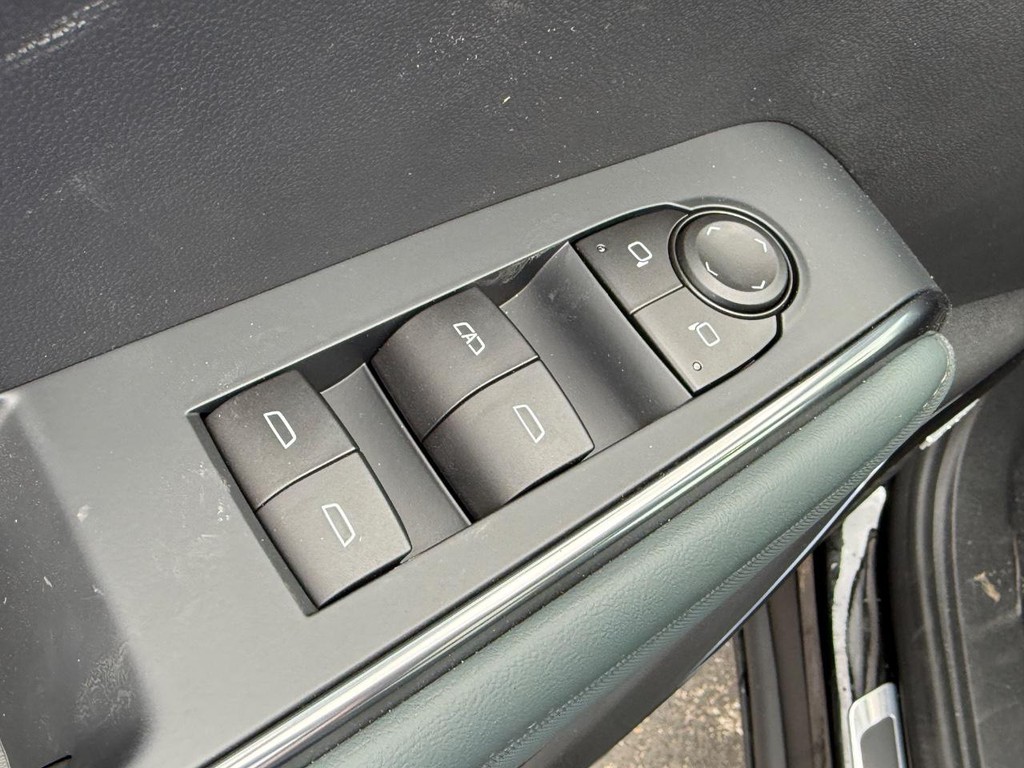 GMC Acadia Vehicle Image 13