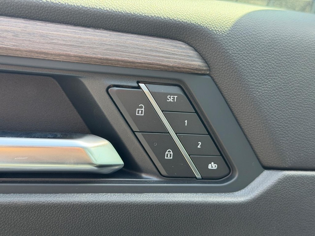GMC Acadia Vehicle Image 12