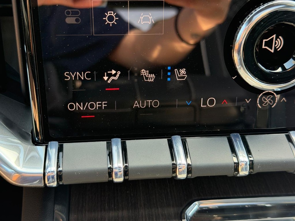 GMC Acadia Vehicle Image 17