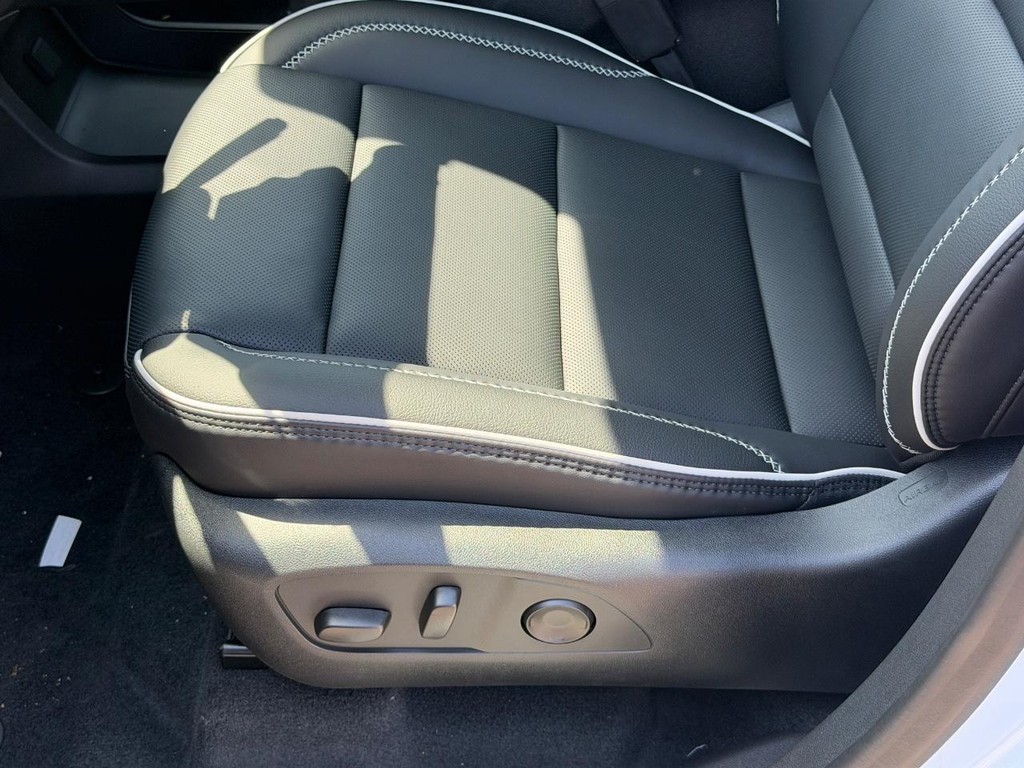GMC Acadia Vehicle Image 18