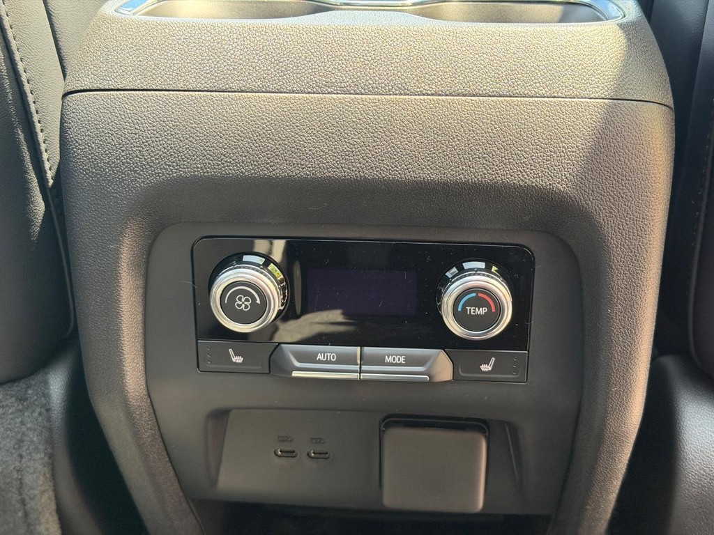 GMC Acadia Vehicle Image 10