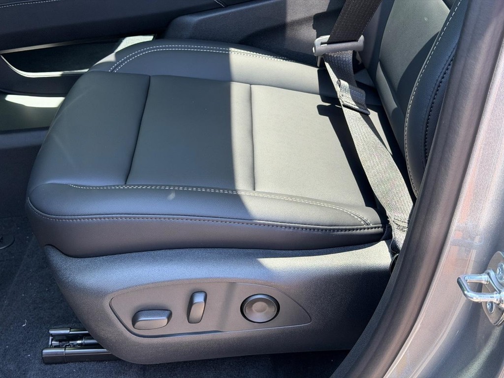 GMC Acadia Vehicle Image 17