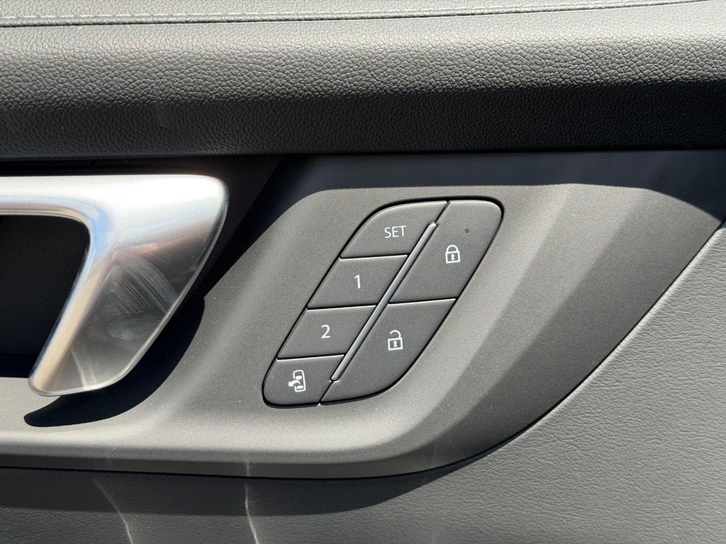 Buick Enclave Vehicle Image 12