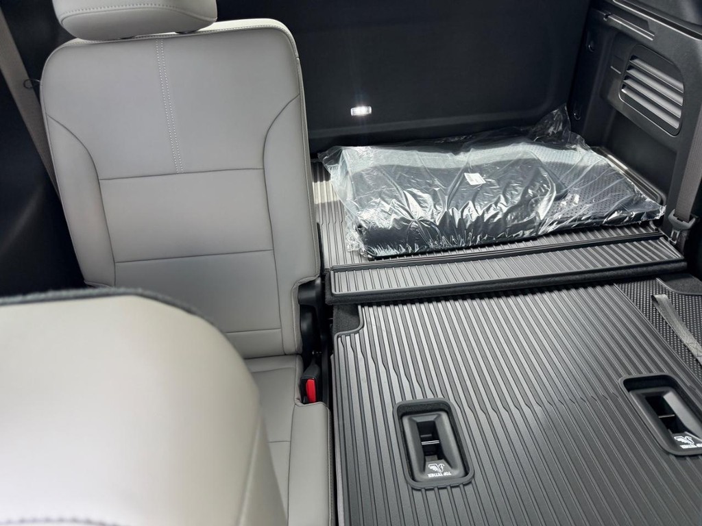 GMC Acadia Vehicle Image 05