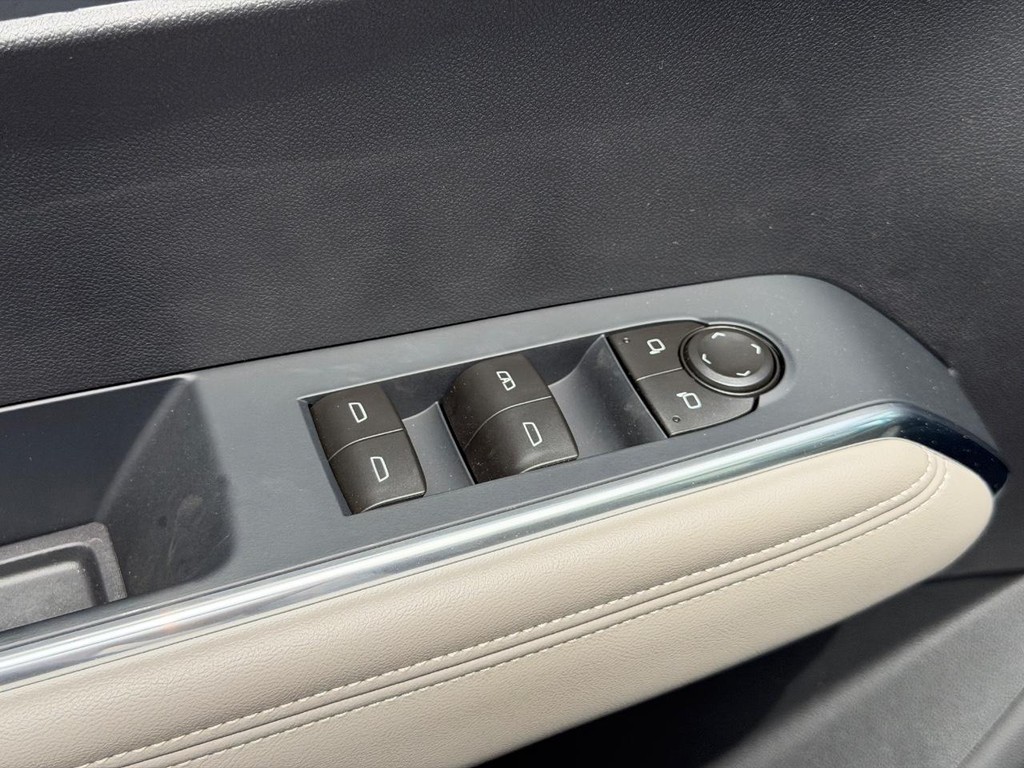 GMC Acadia Vehicle Image 10