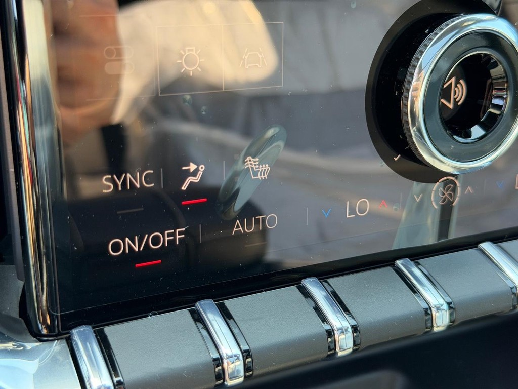 GMC Acadia Vehicle Image 16