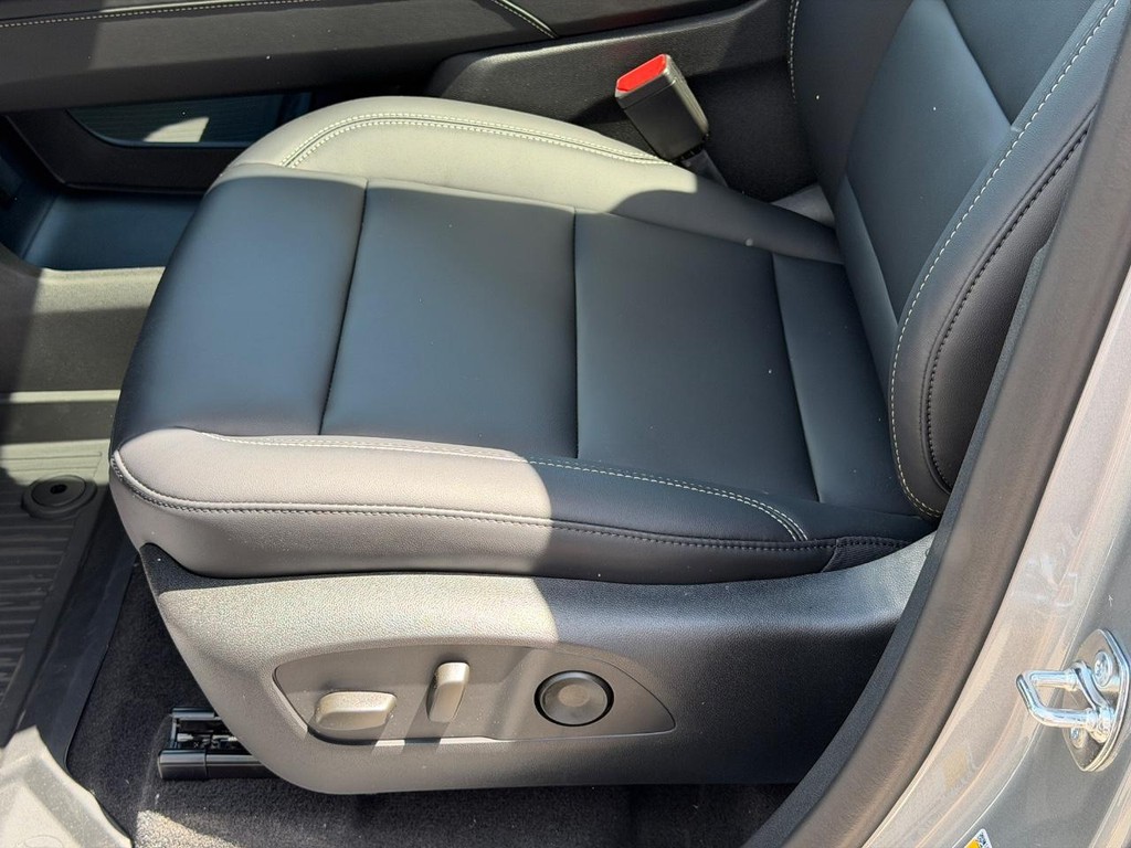 GMC Acadia Vehicle Image 16