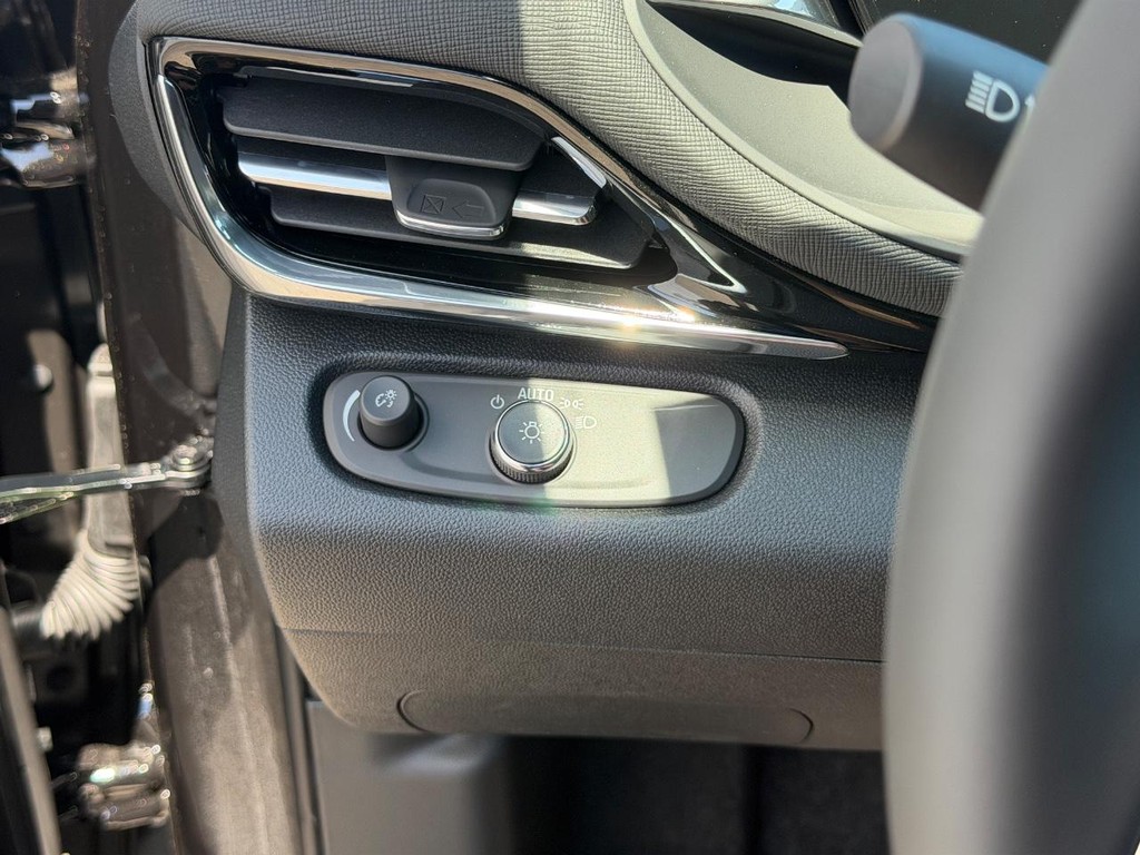 Buick Envista Vehicle Image 10