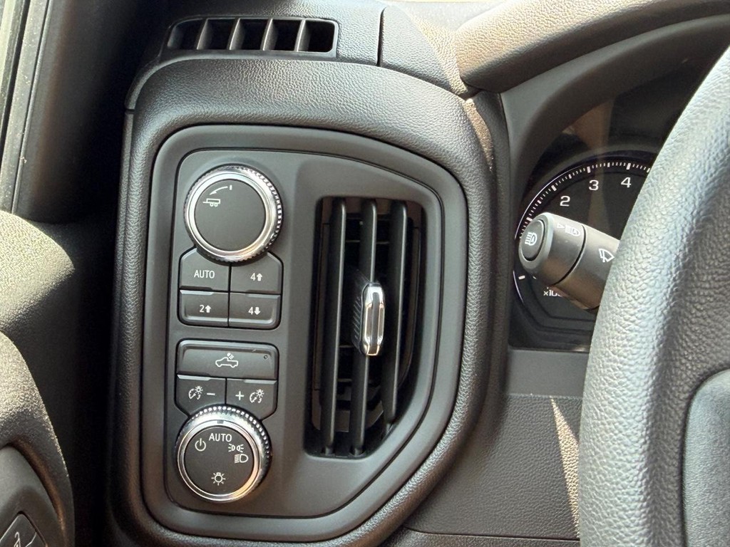 GMC Sierra 1500 Vehicle Image 10