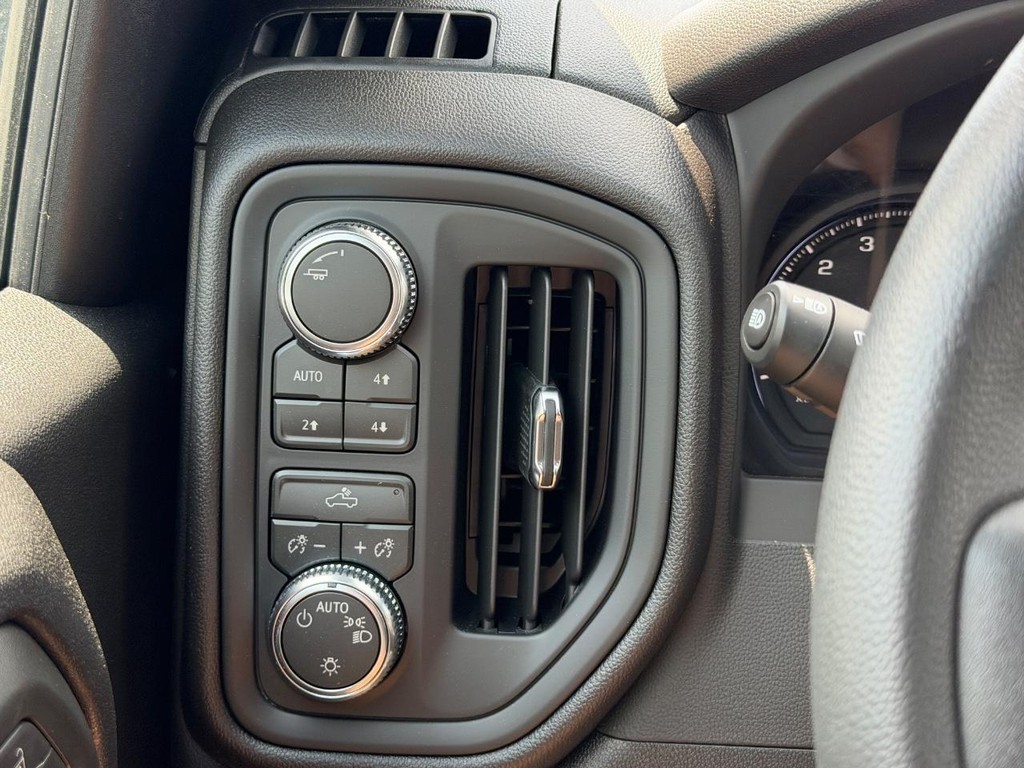 GMC Sierra 1500 Vehicle Image 11