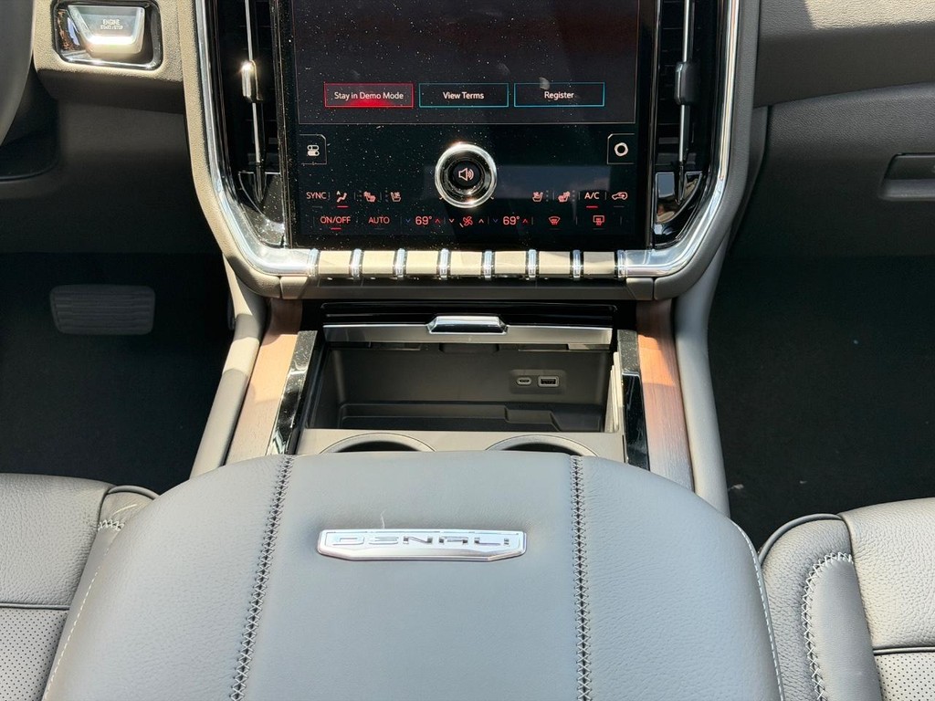 GMC Yukon XL Vehicle Image 09