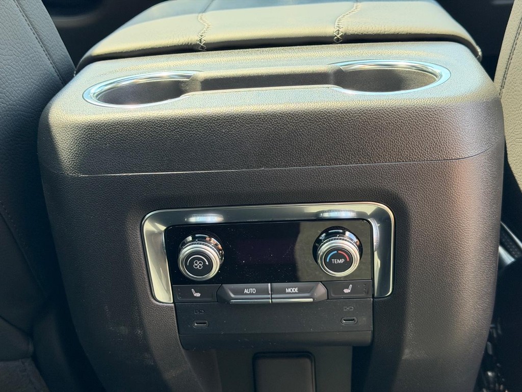 GMC Yukon XL Vehicle Image 10