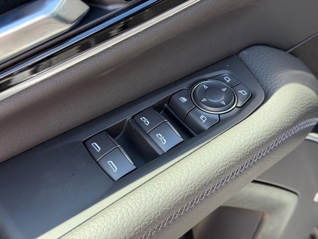 GMC Yukon XL Vehicle Image 11
