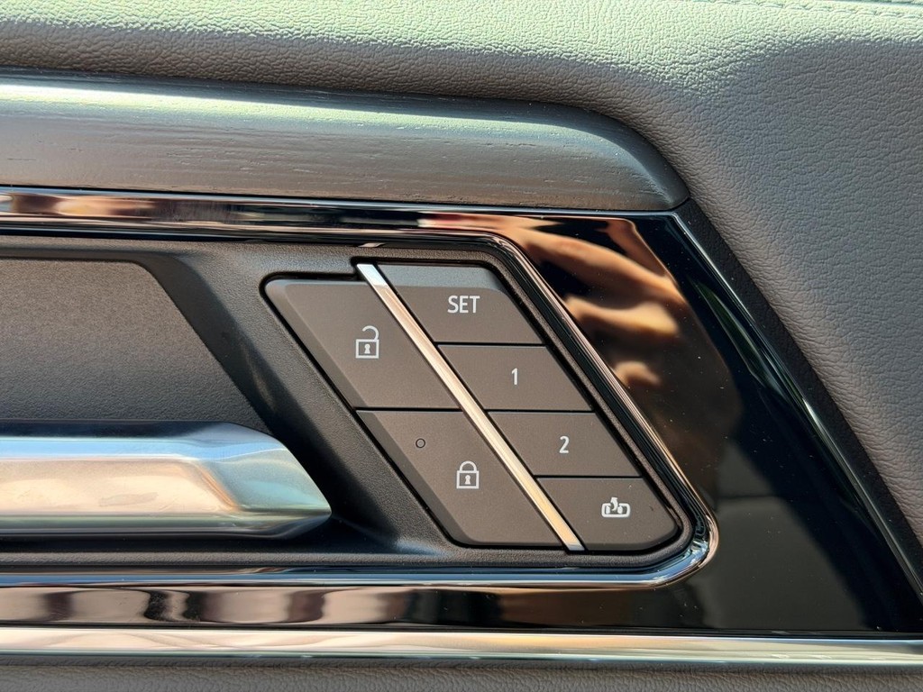 GMC Yukon XL Vehicle Image 12