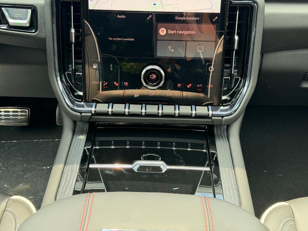 GMC Yukon XL Vehicle Image 11