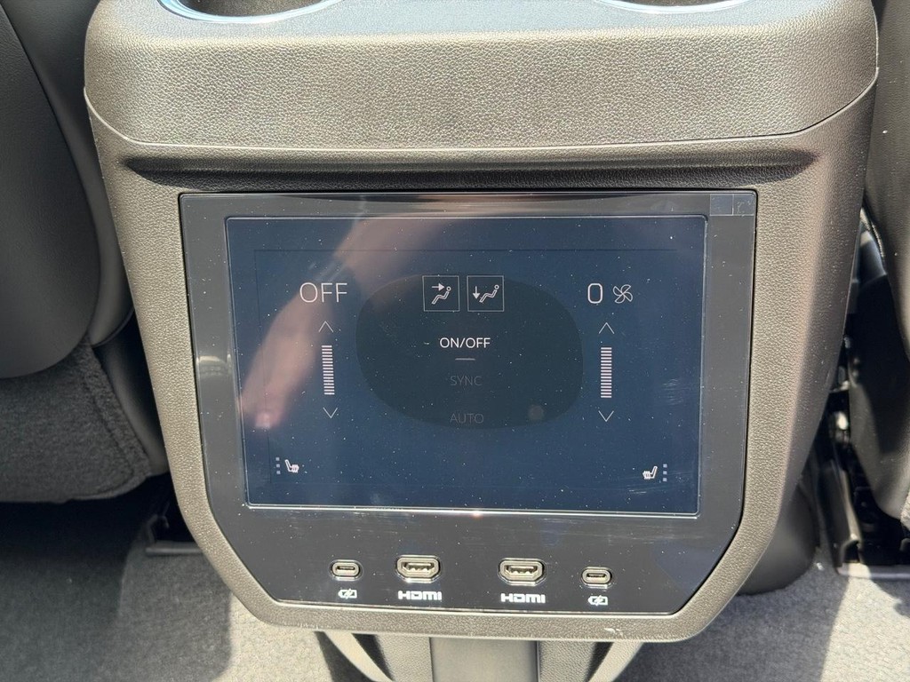 GMC Yukon XL Vehicle Image 12
