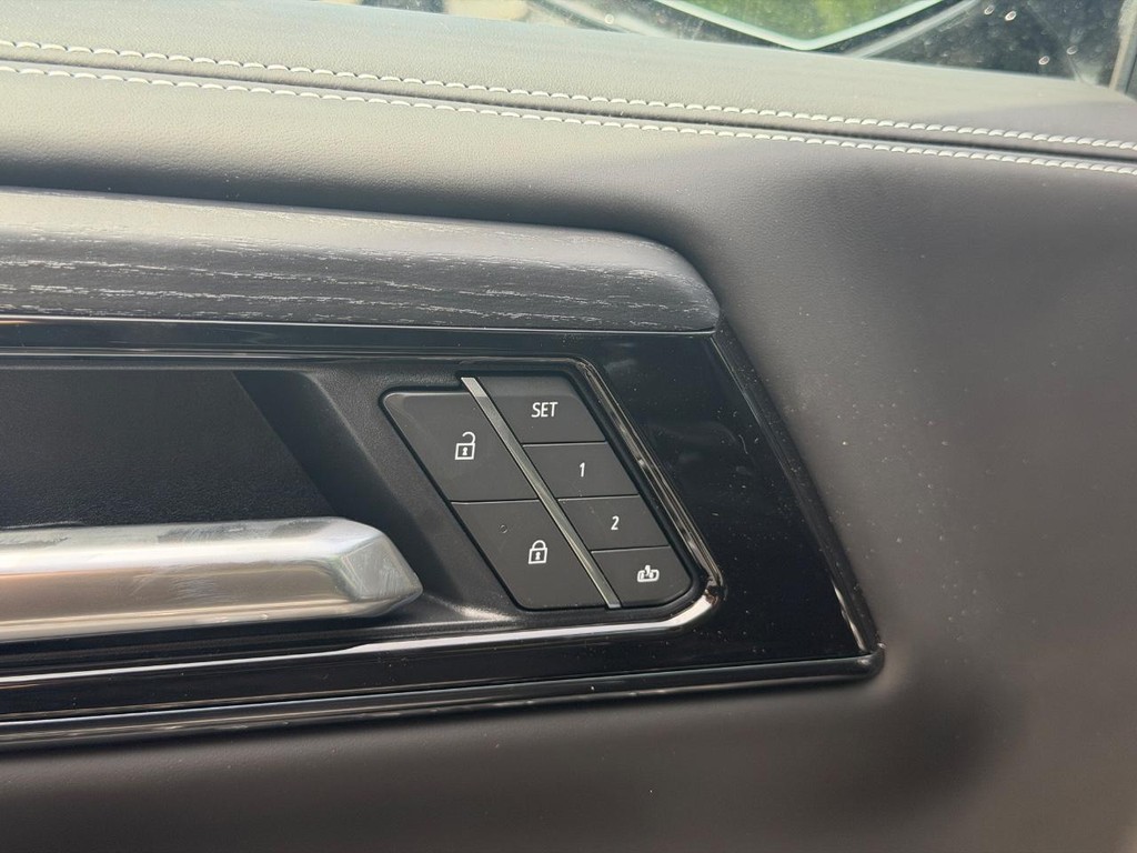 GMC Yukon XL Vehicle Image 14