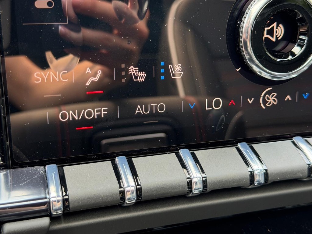 GMC Yukon XL Vehicle Image 19