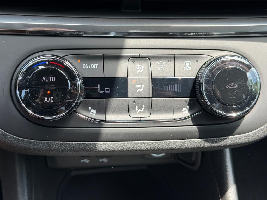 Buick Envista Vehicle Image 14