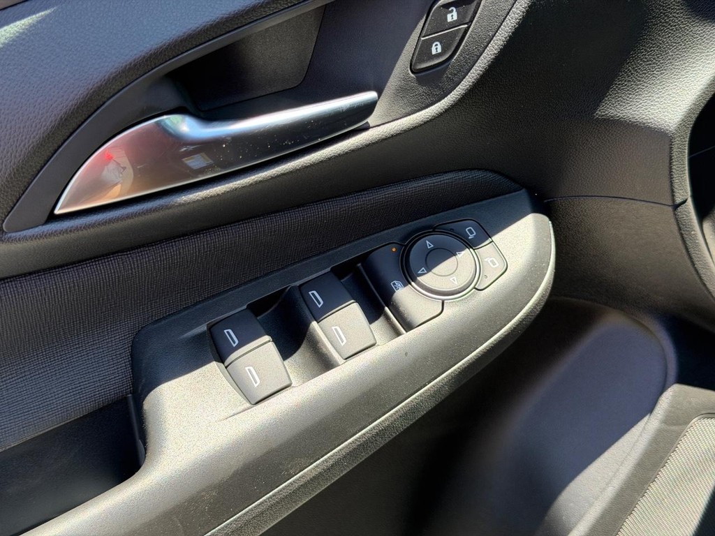 Buick Envista Vehicle Image 10