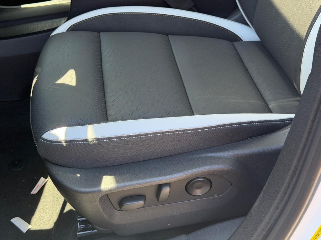 Buick Envision Vehicle Image 17