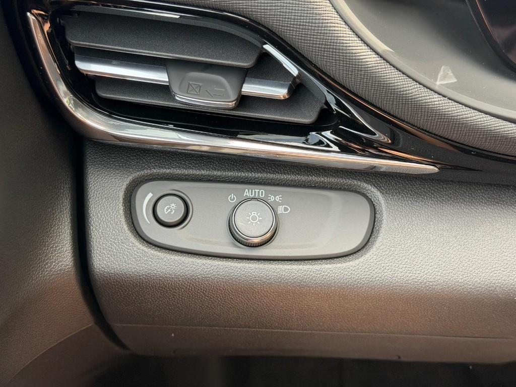 Buick Envista Vehicle Image 10