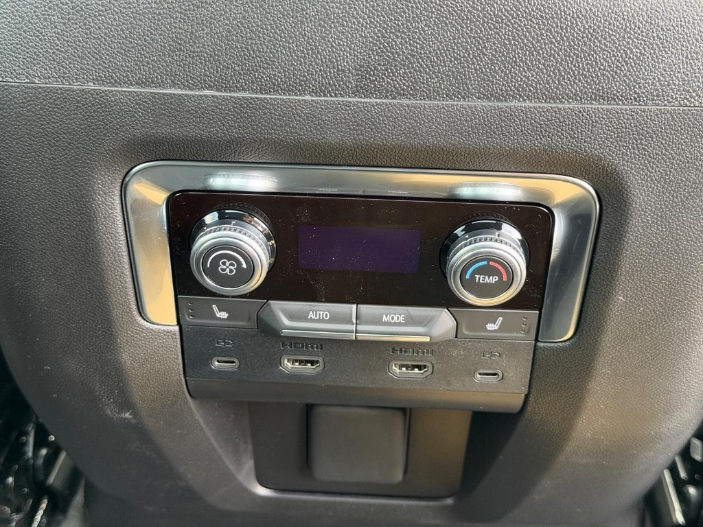 GMC Yukon XL Vehicle Image 10