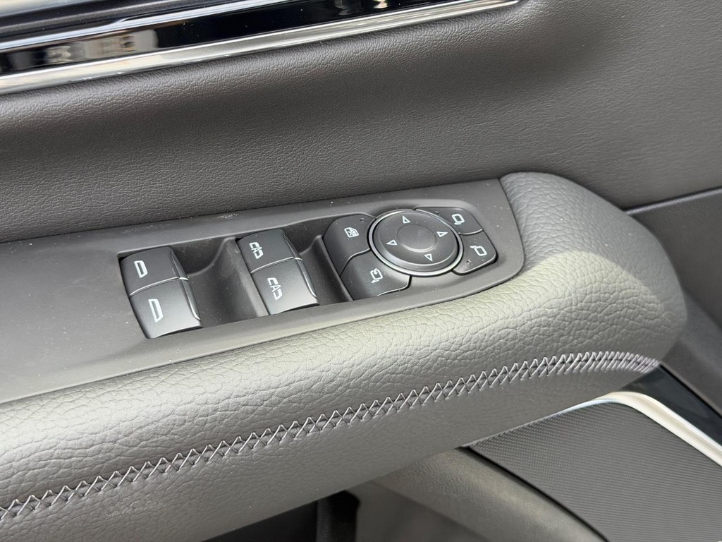 GMC Yukon XL Vehicle Image 11
