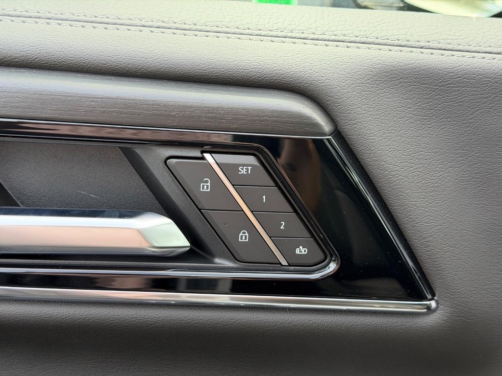 GMC Yukon XL Vehicle Image 12