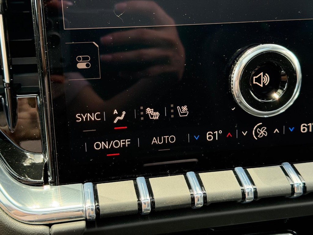 GMC Yukon XL Vehicle Image 17