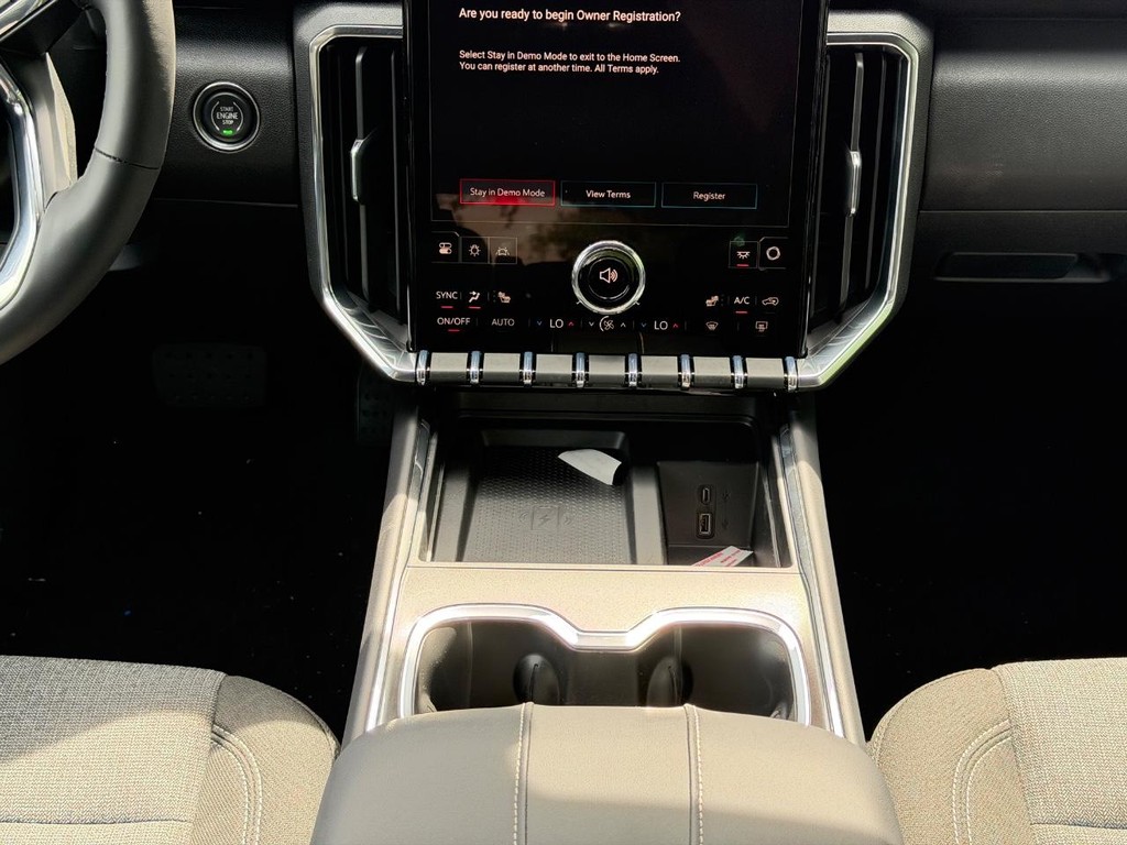 GMC Acadia Vehicle Image 09