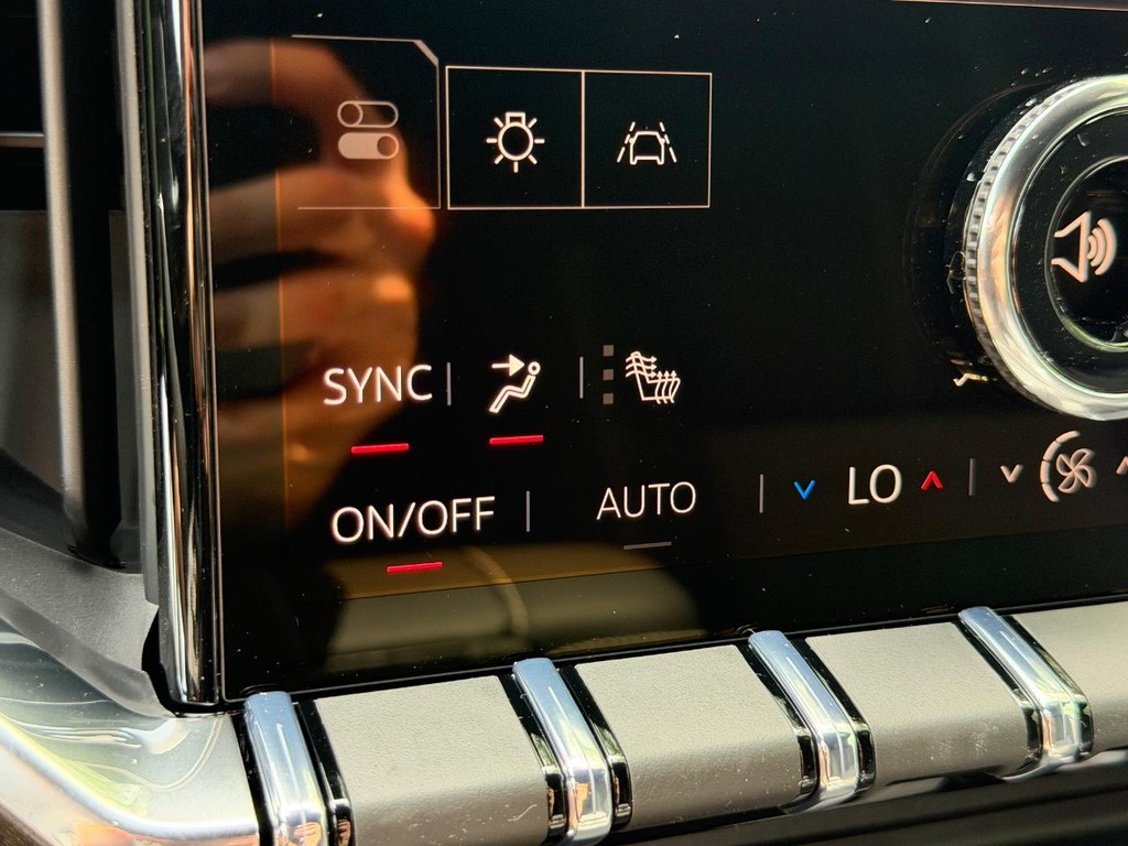 GMC Acadia Vehicle Image 16